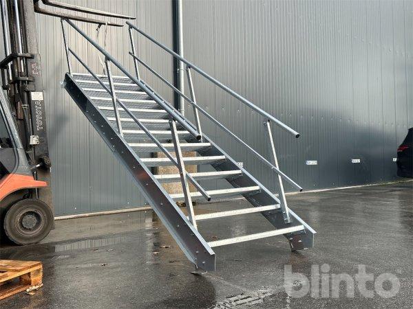 Stahltreppe (verzinkt) mit beidseitigem Geländer (neu/unbenutzt)