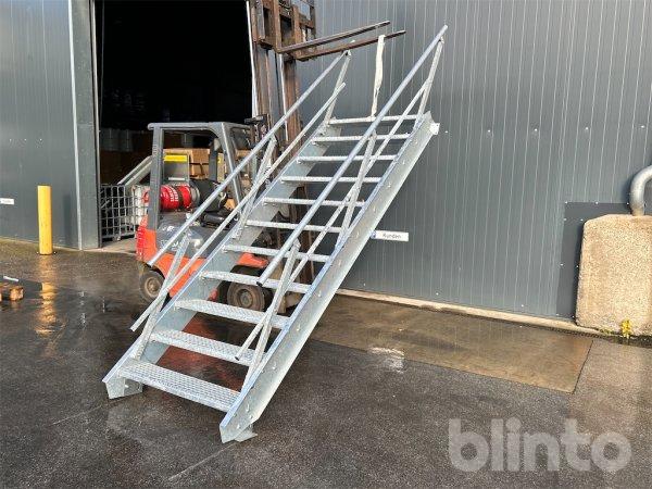 Stahltreppe (verzinkt) mit beidseitigem Geländer (neu/unbenutzt)