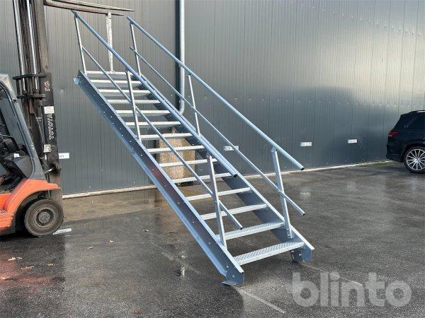 Stahltreppe (verzinkt) mit beidseitigem Geländer (neu/unbenutzt, 14 Stufen, 90 cm breit)
