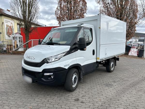 Lieferwagen IVECO 35-140 mit Kofferaufbau (2017)